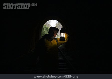 
                Mann, Tunnel, Licht, Laterne                   