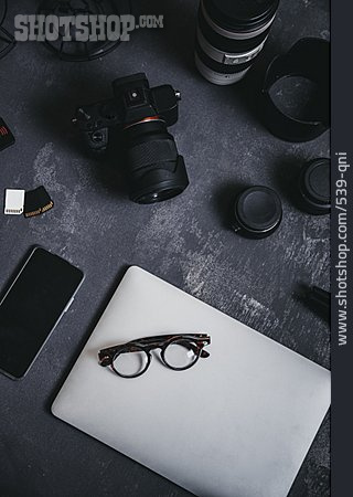 
                Brille, Laptop, Schreibtisch, Ausrüstung, Speicherkarte, Fotokamera                   