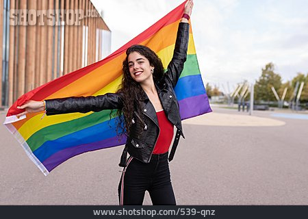 
                Frau, Lächeln, Solidarität, Toleranz, Präsentieren, Regenbogenfahne, Lgbtq                   