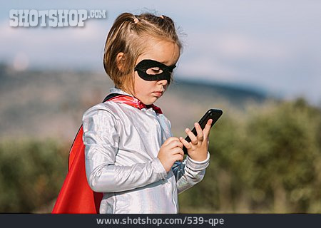 
                Mädchen, Lesen, Maskerade, Smartphone, Superheldin                   