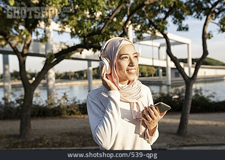 
                Lächeln, Freizeit, Kopftuch, Muslimin, Musik Hören, Hidschab                   