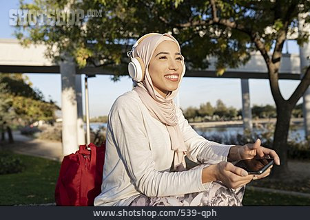 
                Park, Entspannung, Musik Hören, Muslima                   