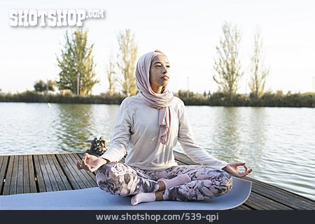 
                Yoga, Muslimin, Meditieren, Padmasana                   