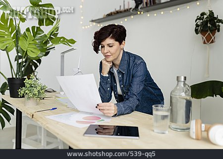 
                Frau, Büro, Nachdenklich, Selbstständig, Papierkram                   