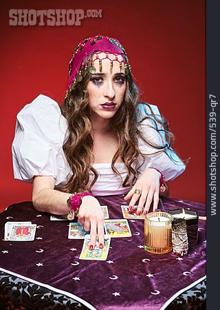 
                Orakel, Kartenlegerin, Tarotkarten                   