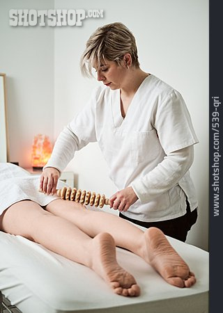 
                Beine, Behandlung, Masseurin, Massageroller                   