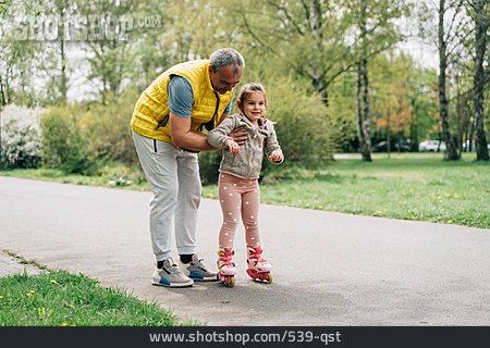
                Großvater, Park, Festhalten, Enkeltochter, Rollerblade                   