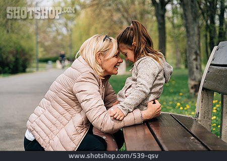 
                Großmutter, Lächeln, Park, Sitzbank, Verbundenheit, Nähe, Enkeltochter                   