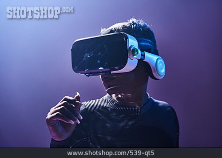 
                Virtuelle Realität, Cyberspace, Simulation, Head-mounted Display                   
