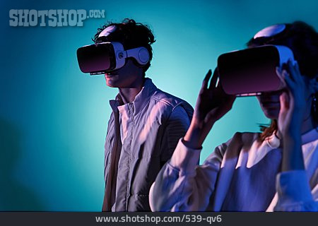 
                Virtuelle Realität, Videobrille, Head-mounted Display                   