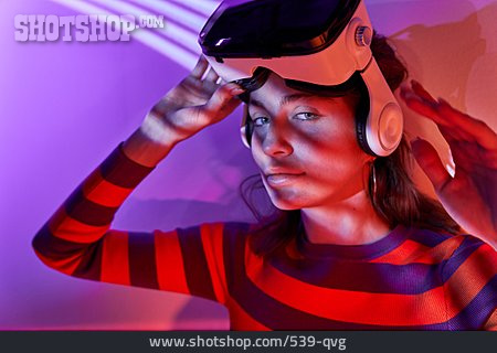 
                Junge Frau, Head-mounted Display                   