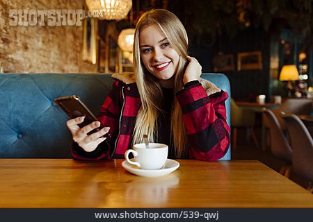
                Junge Frau, Lächeln, Café, Smartphone                   