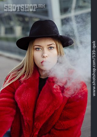 
                Junge Frau, Mode, Rauchen                   