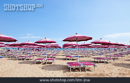 
                Sonnenschirm, Sonnenliege, Strandurlaub                   