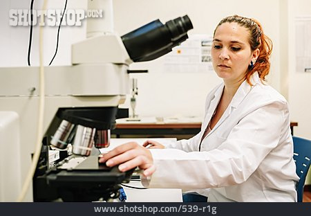 
                Forschung, Mikroskop, Wissenschaftlerin                   