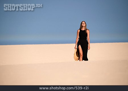 
                Frau, Mode, Wüste                   