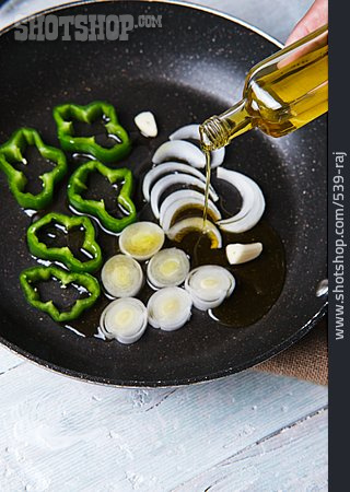 
                Olivenöl, Frühlingszwiebel, Anbraten                   