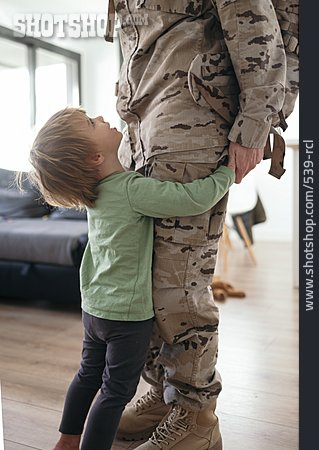 
                Soldatin, Sohn, Begrüßung                   