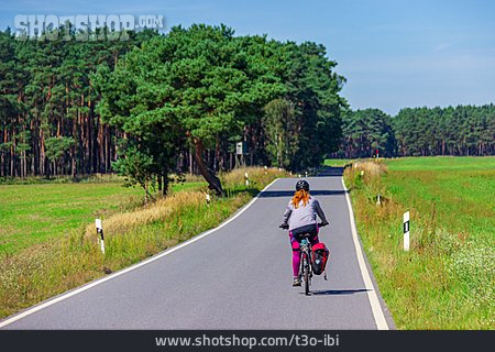 
                Radfahrerin, Landstraße                   