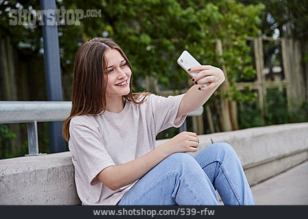 
                Junge Frau, Smartphone, Selfie                   