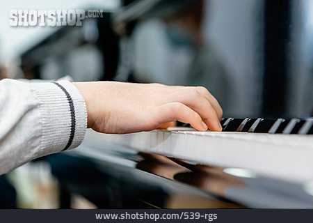 
                Klavier, Klaviertastatur, Klavierspielen                   