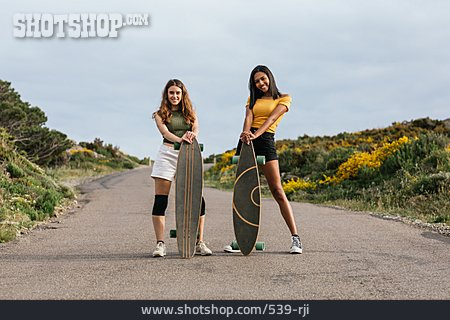 
                Sportlich, Freundinnen, Longboard                   
