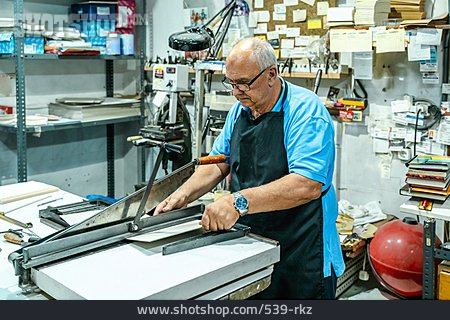 
                Buchbinder, Buchherstellung, Papierschneidemaschine                   