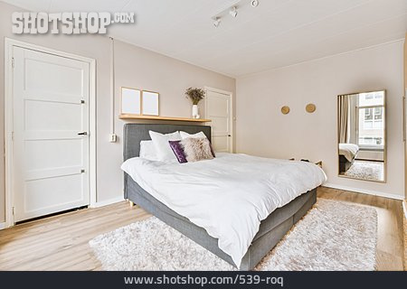 
                Doppelbett, Schlafzimmer                   