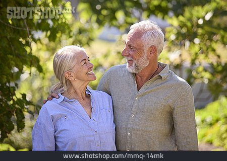 
                Verbundenheit, Seniorenpaar                   