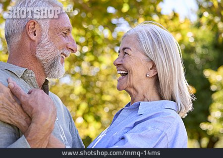 
                Lachen, Verbundenheit, Seniorenpaar                   