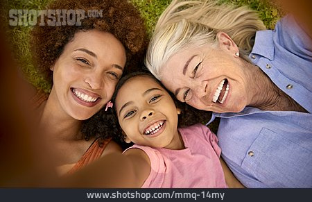 
                Großmutter, Tochter, Enkeltochter                   
