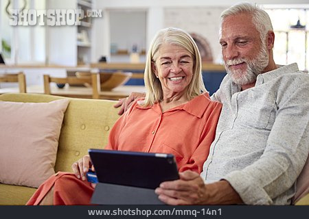 
                Kreditkarte, Onlineshopping, Seniorenpaar                   