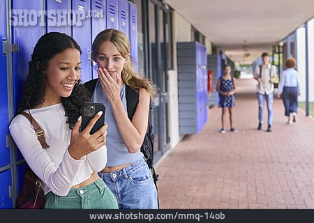 
                Schule, Kichern, Freundinnen, Smartphone                   