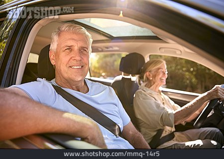 
                Autofahren, Autofahrerin, Seniorenpaar                   
