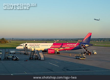 
                Flugzeug, Flughafen, Wizz Air                   