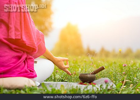 
                Meditation, Klangtherapie, Outdoor Yoga                   