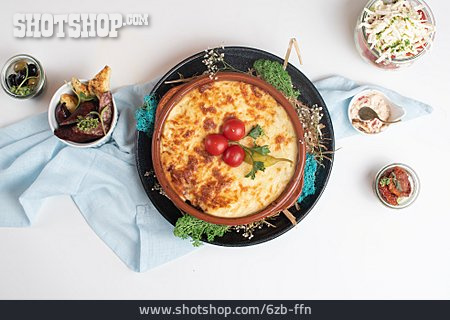 
                Ofengericht, Mittagessen, Bulgarische Küche                   