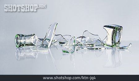 
                Zerbrochen, Glasflasche, Glasscherben                   