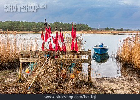 
                Flaggen, Fischerboot, Bojen                   