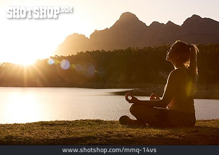 
                Sonnenuntergang, Meditieren, Outdoor Yoga                   