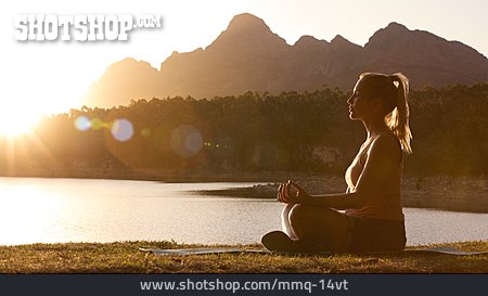 
                Sonnenuntergang, Meditation, Outdoor Yoga                   