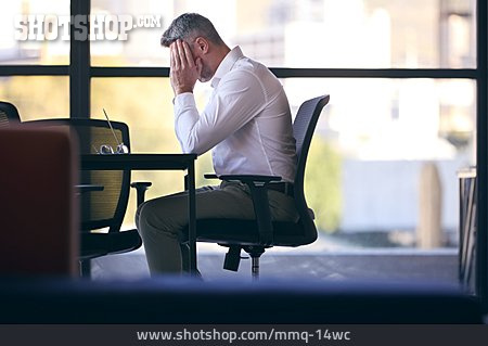
                Geschäftsmann, Kopfschmerz, überfordert, Stress                   