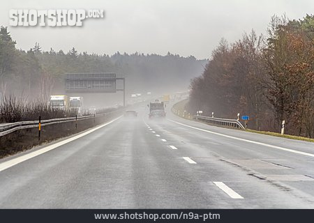 
                Autobahn, Straßenverkehr, Regnerisch                   