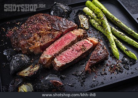 
                Grüner Spargel, Grillgemüse, Rib-eye Steak                   