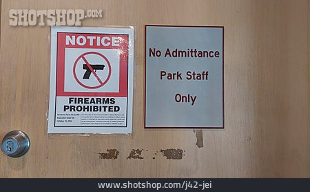 
                Firearms Prohibited, Schusswaffen Verboten                   