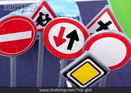 
                Verkehrszeichen, Regeln, Führerschein                   