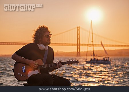 
                Sonnenuntergang, Musiker, Gitarre Spielen                   