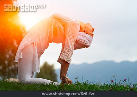 
                Rückbeuge, Outdoor Yoga, Kundalini-yoga                   