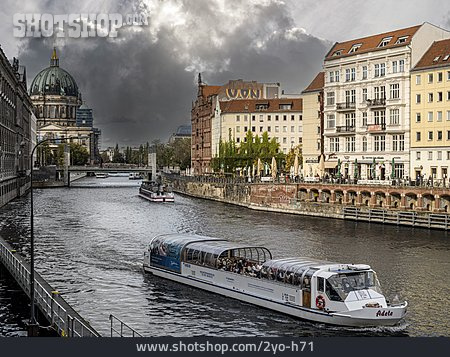
                Berlin, Gewitterwolken, Spree, Ausflugsboot, Nikolaiviertel                   