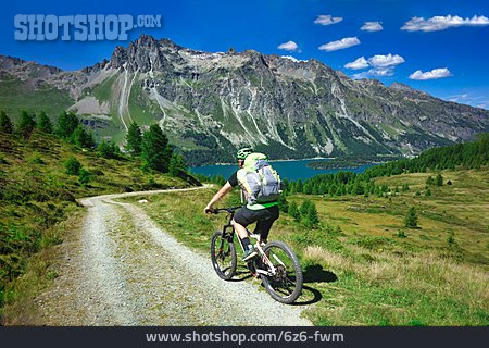 
                Berglandschaft, Mountainbiker, Fahrradtour                   